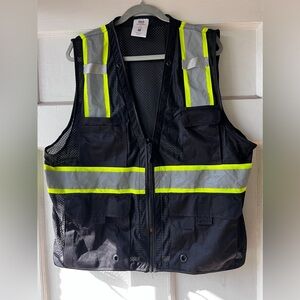 S/M U-line Black Reflective Vest
